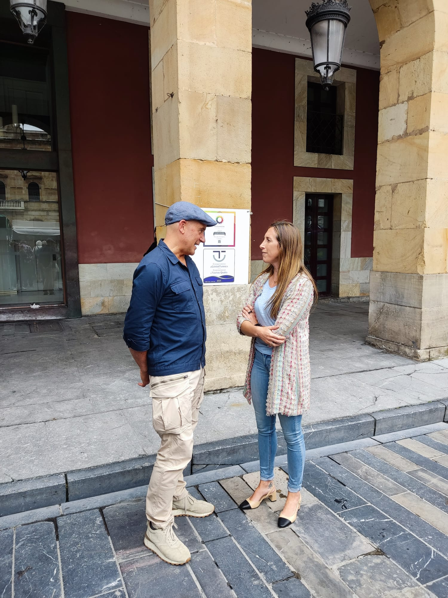 Entrega del distintivo Compromiso de Calidad Turística al Mercado Ecológico y Artesano de Gijón